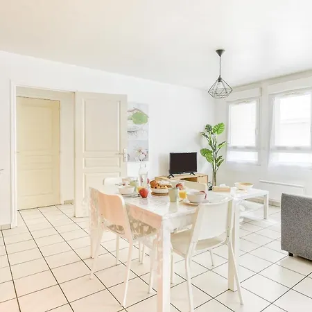 Apartment Versailles Cyr L'ecole - Gare Sncf A 100m Et Parking Prive *