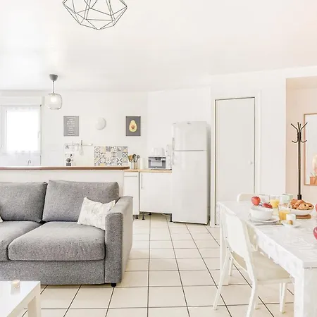 Apartment Versailles Cyr L'ecole - Gare Sncf A 100m Et Parking Prive